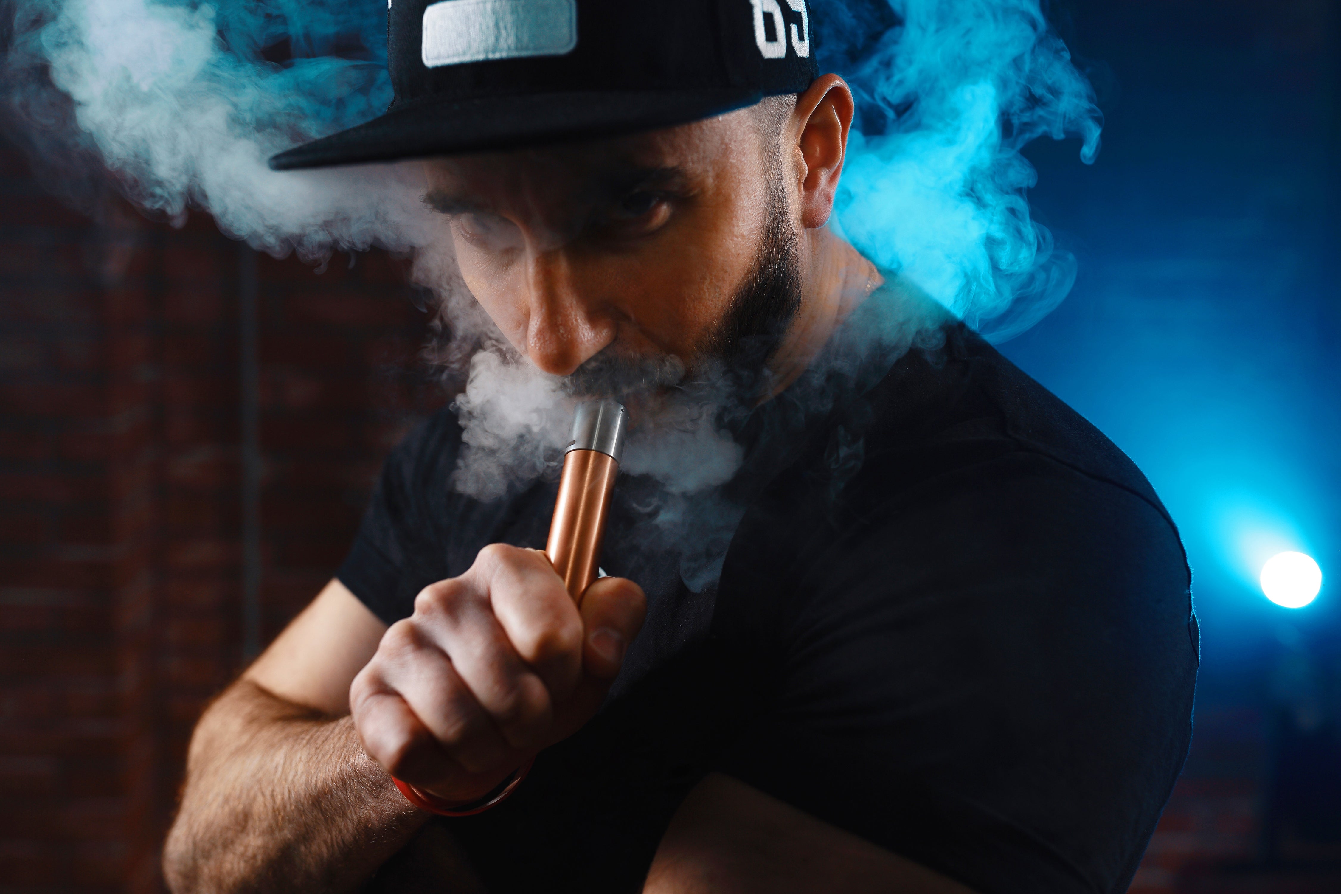 Bild von zwei Vapes nebeneinander: Ein **Randm Vape** (kompakt und einfach) und ein **Tornado Vape** (stärker und intensiver) für Einsteiger.